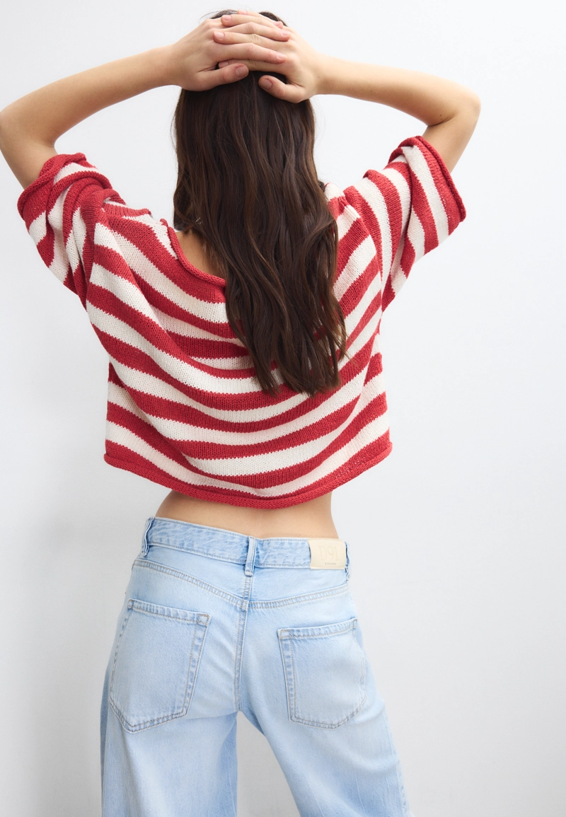 Трикотажный свитер с вырезом-лодочкой