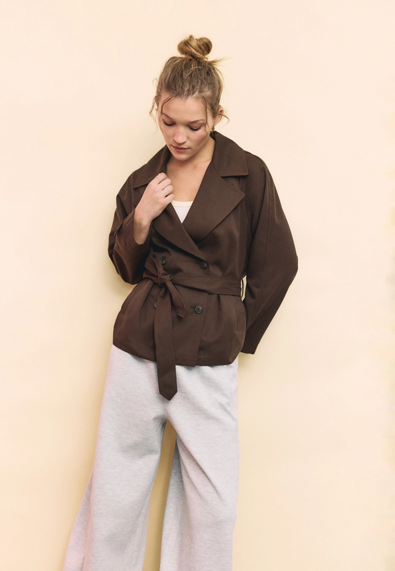 Короткий струящийся тренч с поясом