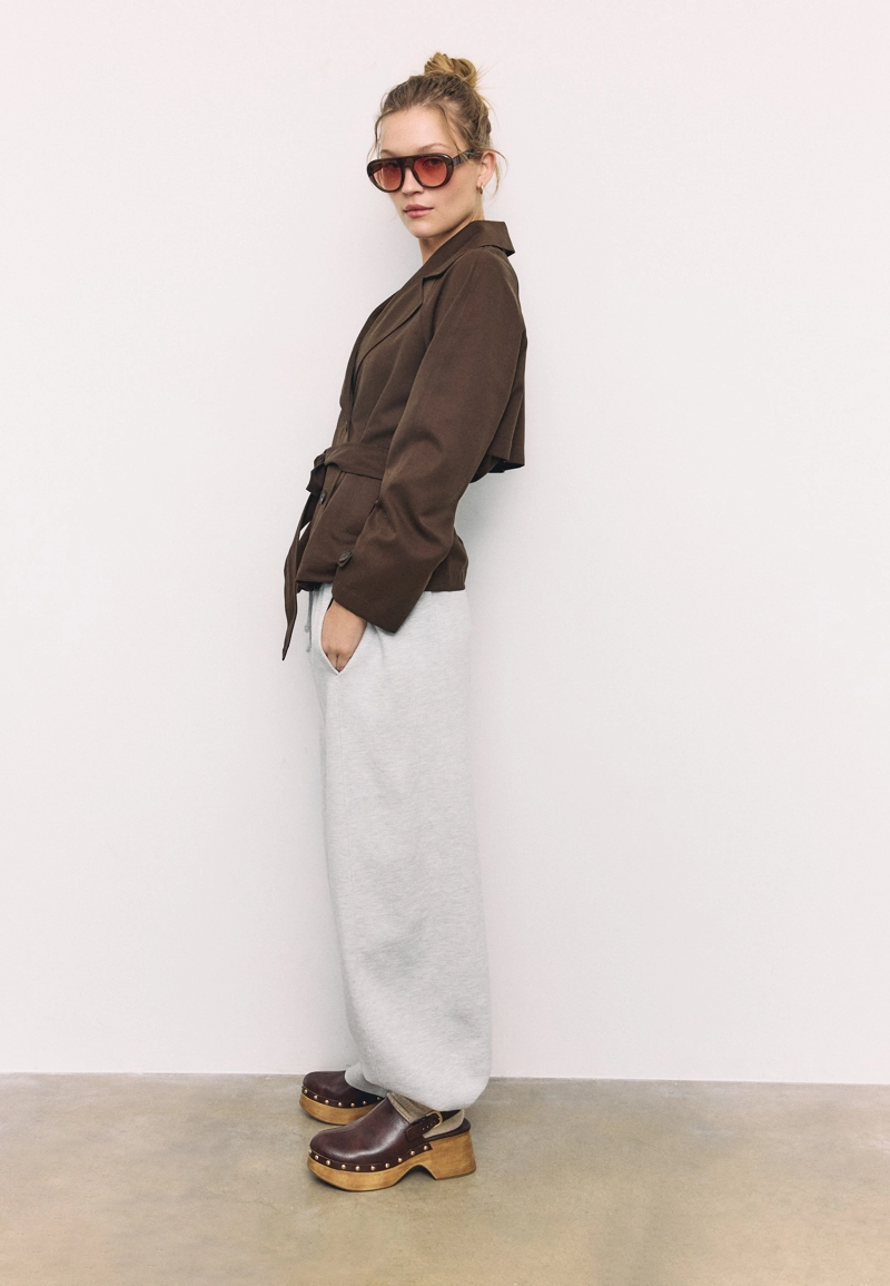 Короткий струящийся тренч с поясом