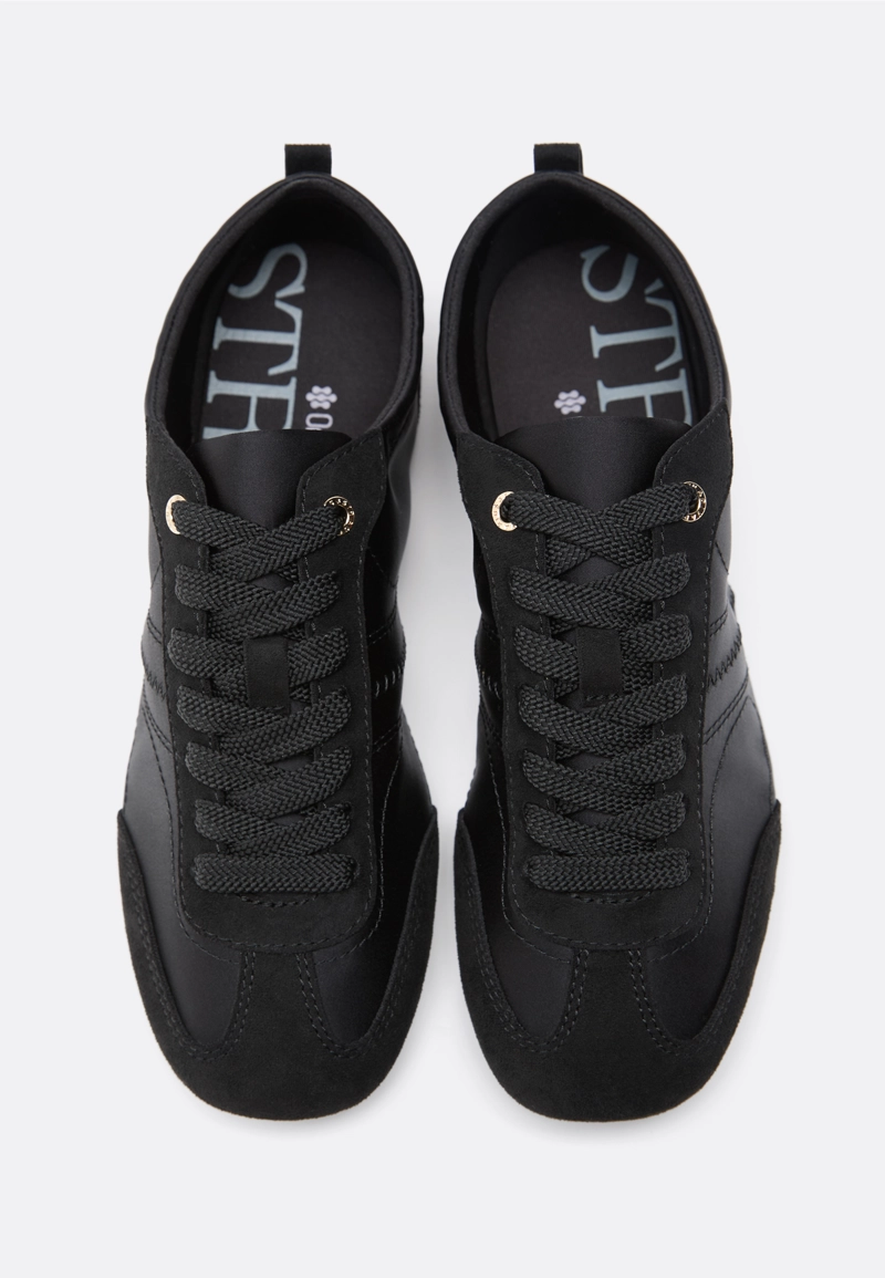 Кроссовки на тонкой подошве с глянцевым блеском