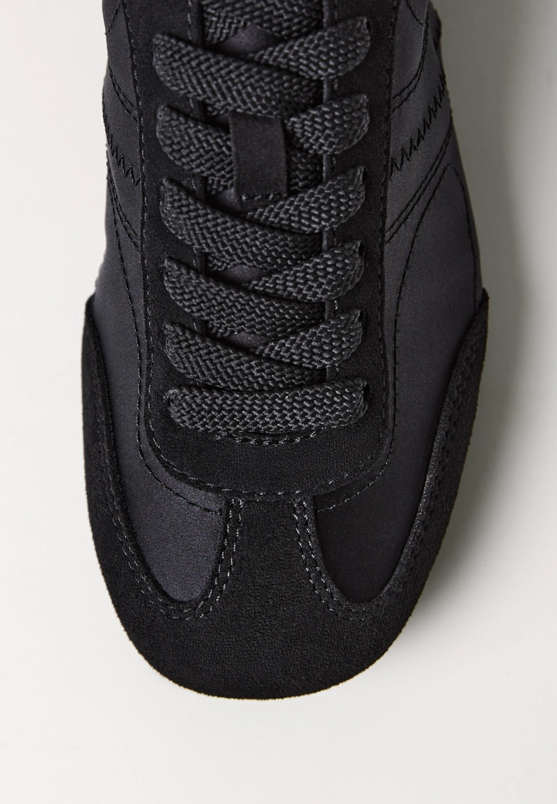 Кроссовки на тонкой подошве с глянцевым блеском