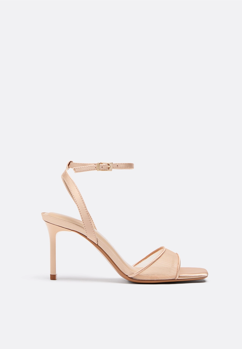 Босоножки на каблуке с атласным эффектом