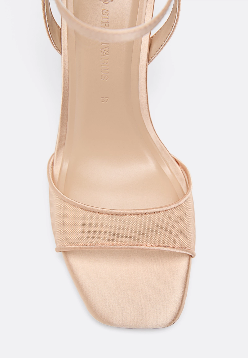 Босоножки на каблуке с атласным эффектом