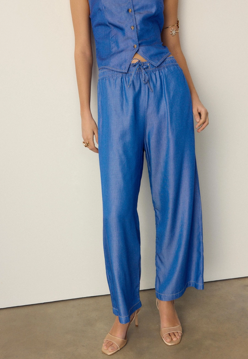 Босоножки на каблуке с атласным эффектом