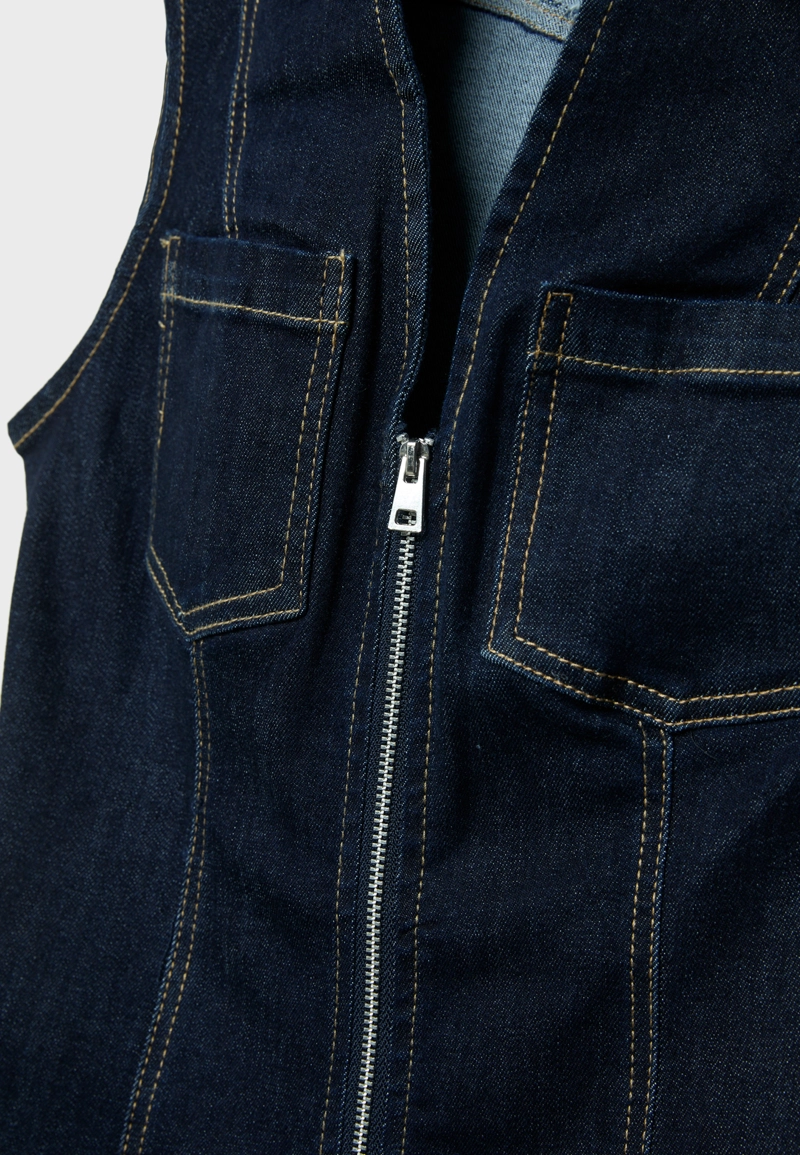 Короткое джинсовое платье без рукавов на молнии