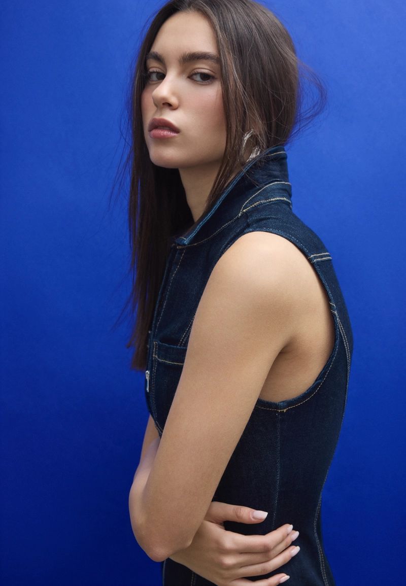 Короткое джинсовое платье без рукавов на молнии