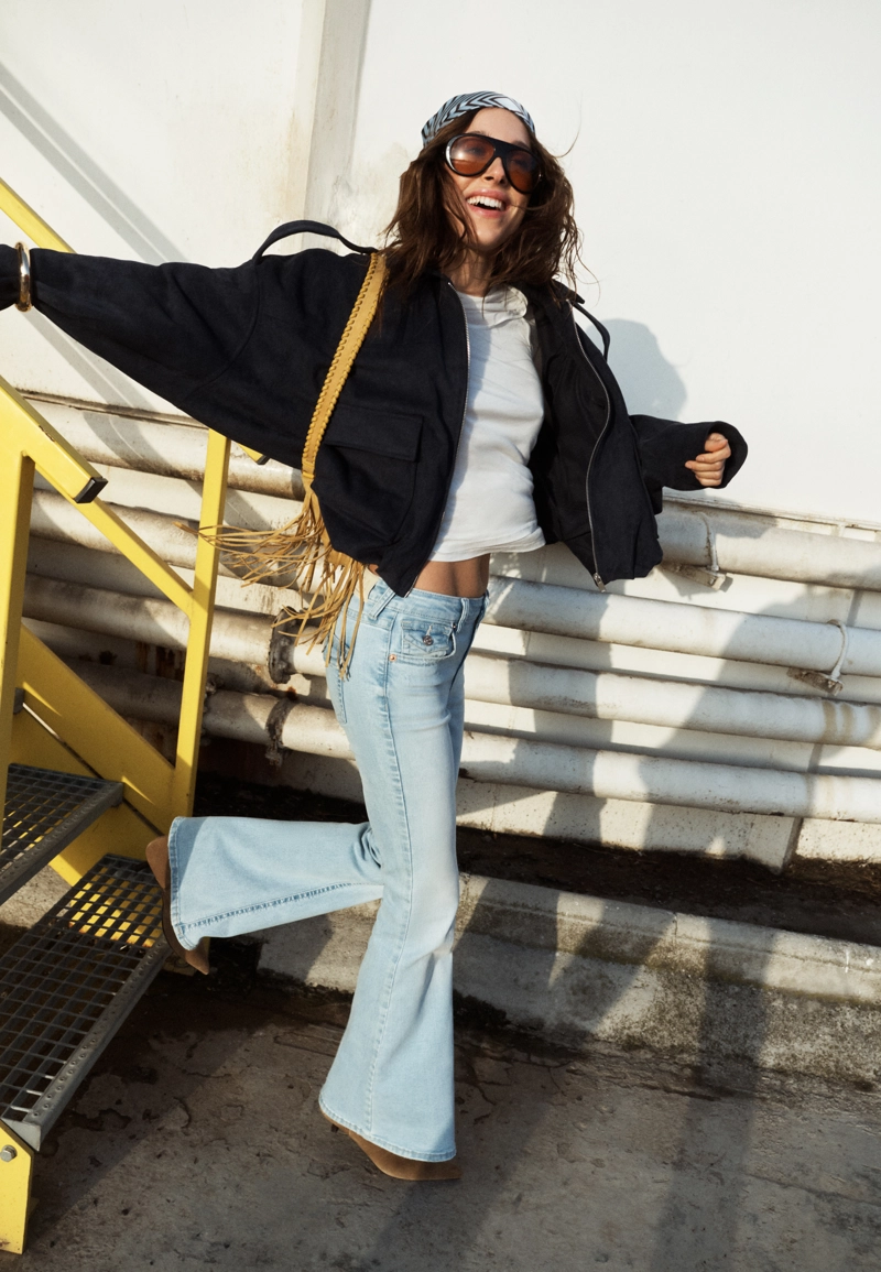 D04 Джинсы клеш с низкой посадкой