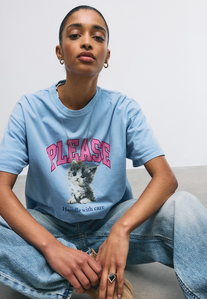 Футболка с графическим принтом и аппликацией, короткие рукава