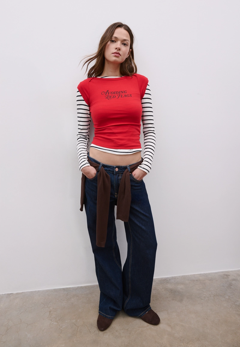 Футболка с вырезом-лодочкой и надписью