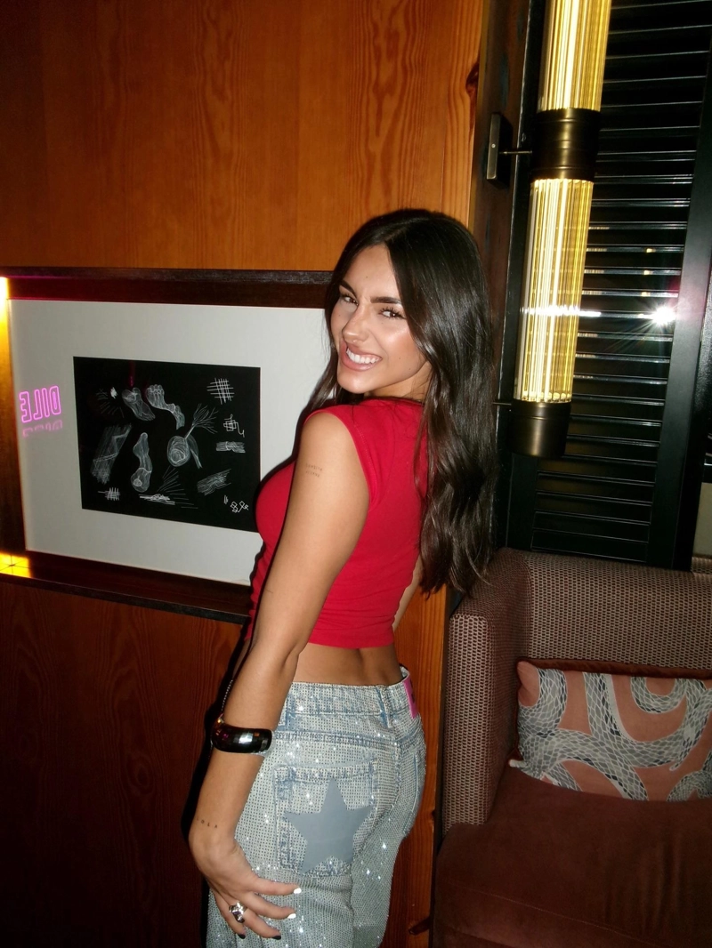 Футболка с вырезом-лодочкой и надписью