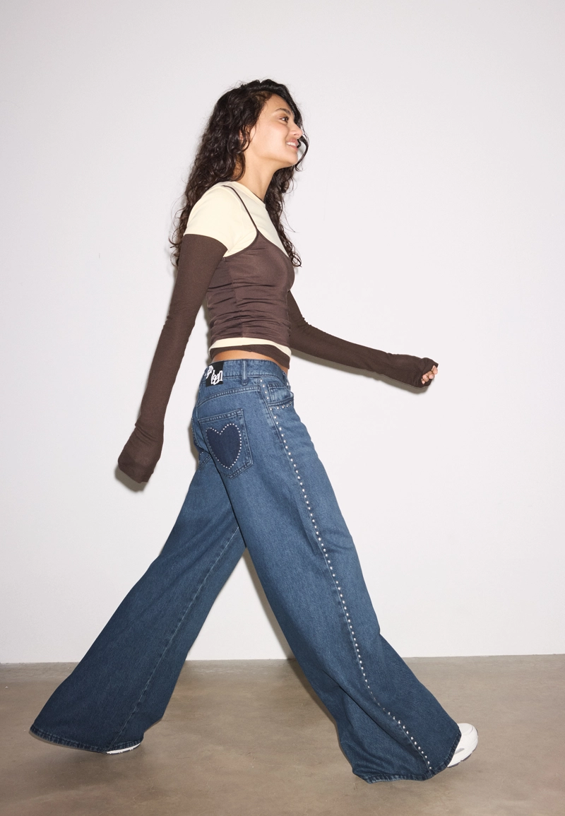 Джинсы свободного кроя с заклепками в виде сердечек