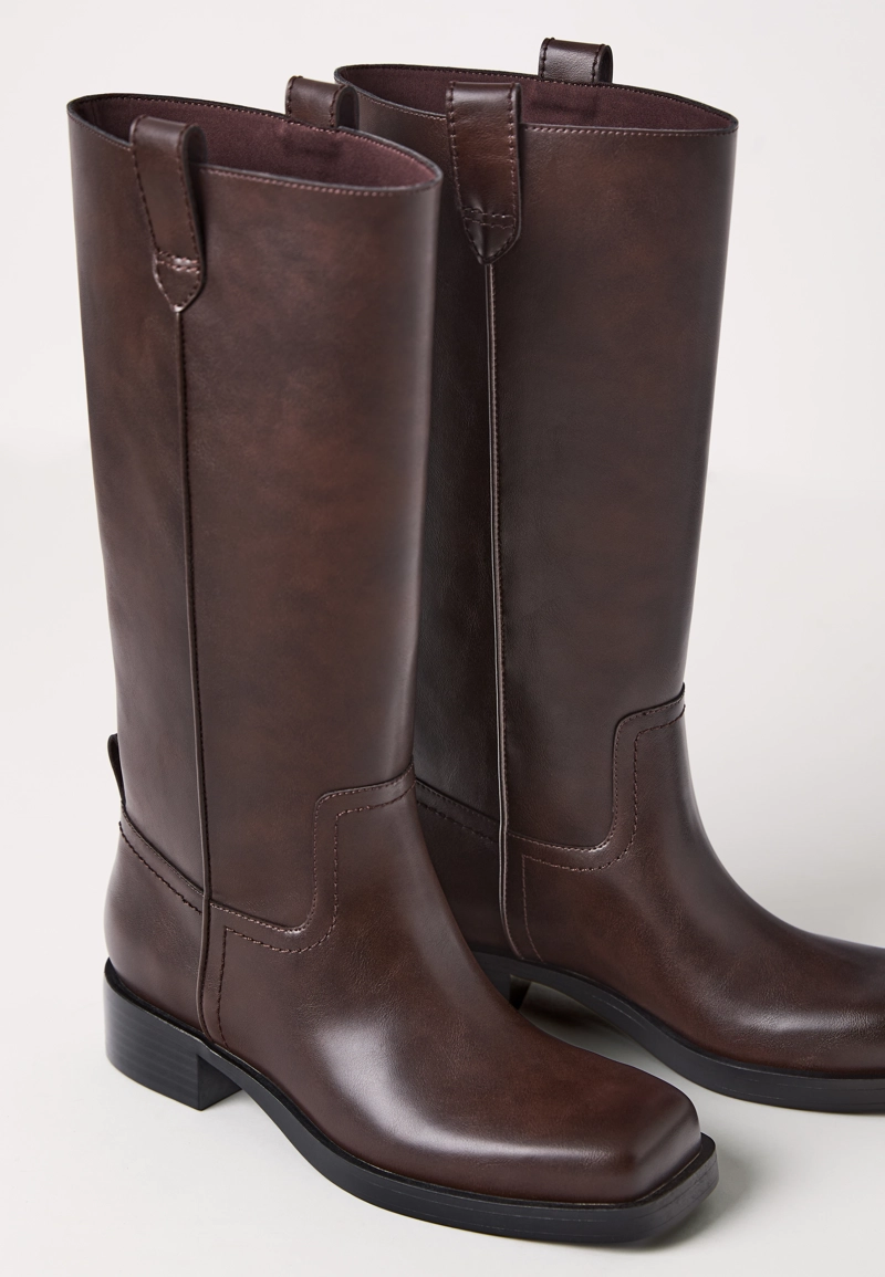 Сапоги на плоской подошве из искусственной кожи