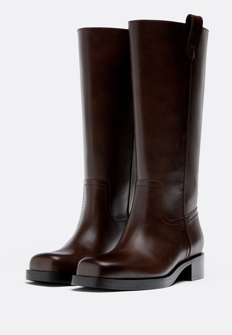 Сапоги на плоской подошве из искусственной кожи