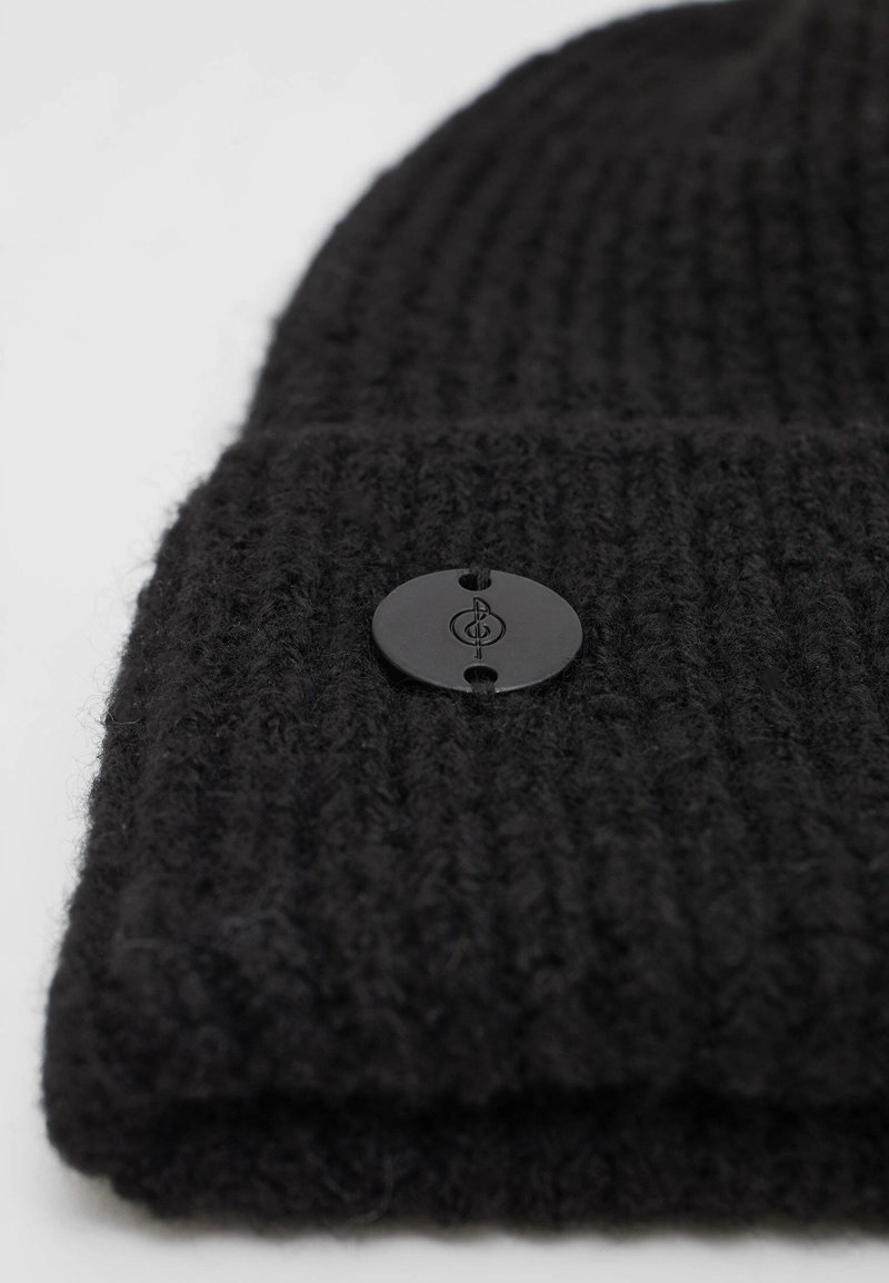 Шапка в рубчик с нашивкой