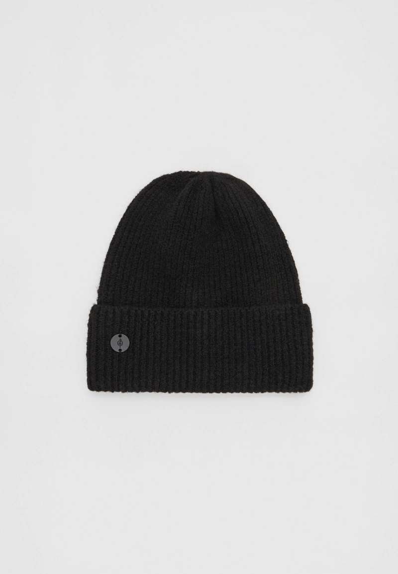 Шапка в рубчик с нашивкой