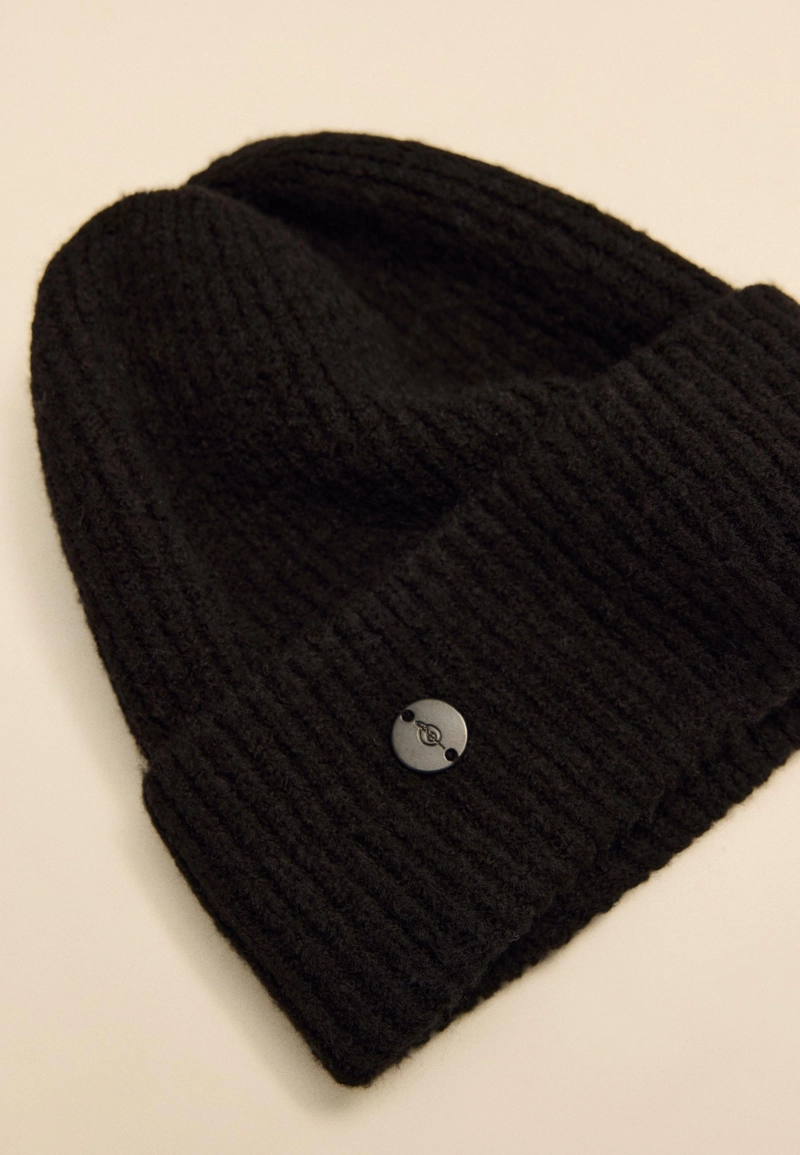 Шапка в рубчик с нашивкой