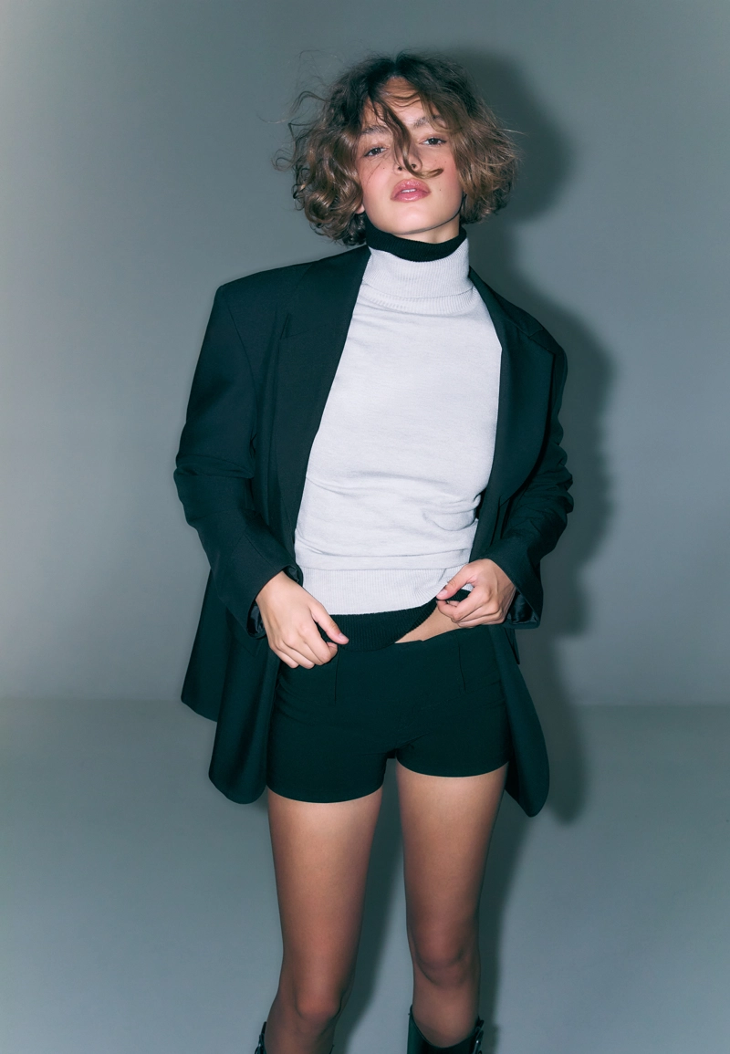 Базовый свитер гладкой вязки с высоким воротником