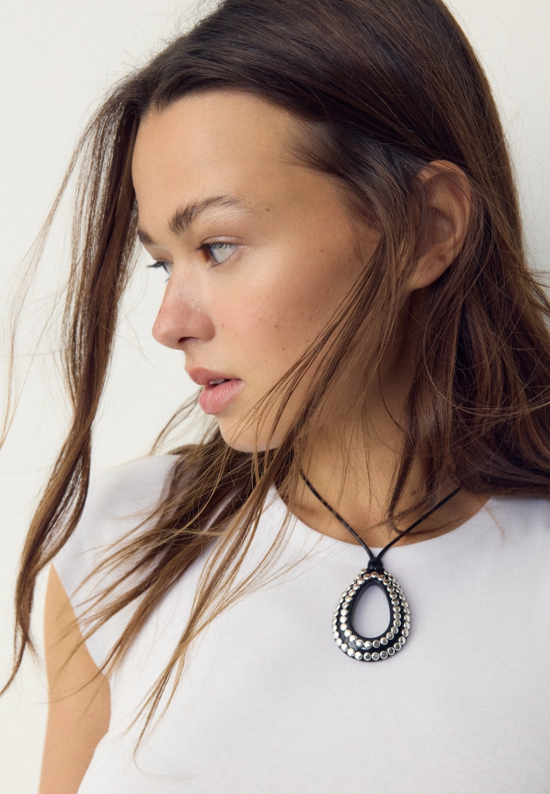 Ожерелье с подвеской на шнурке