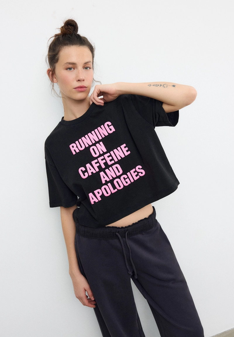 Укороченная футболка с принтом Caffeine