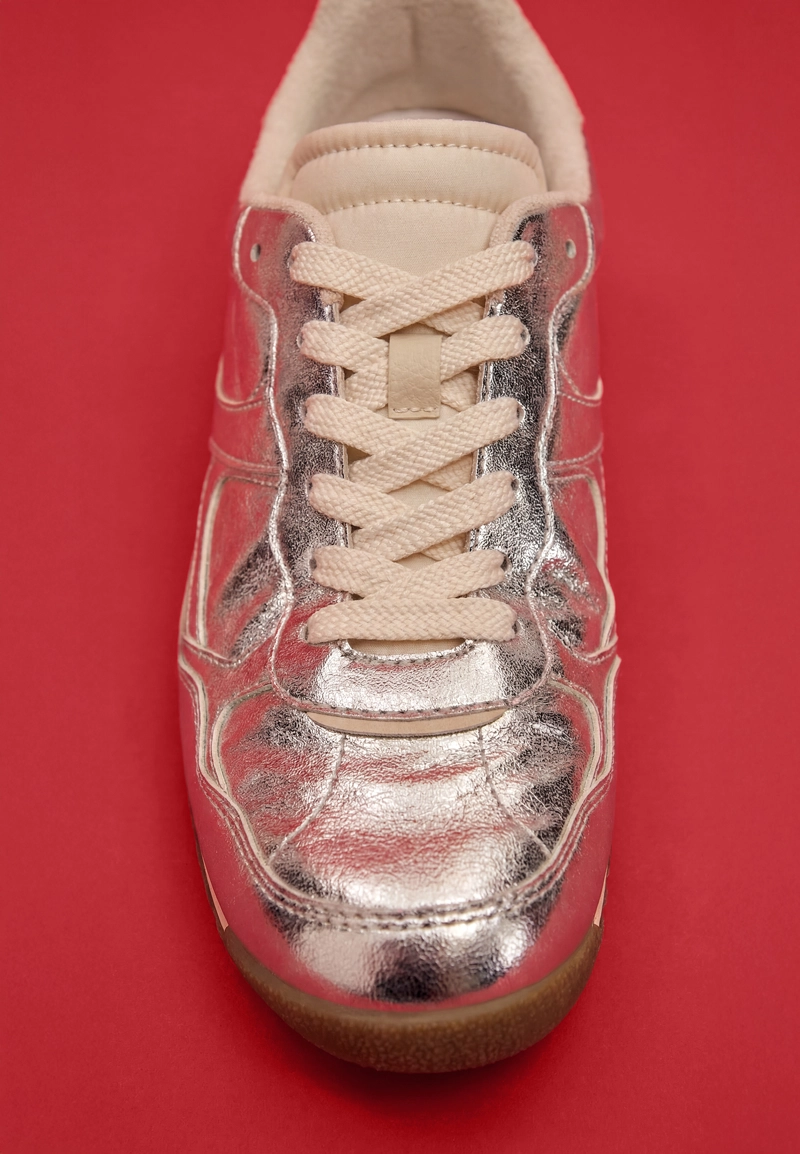 Кроссовки с металлическим блеском