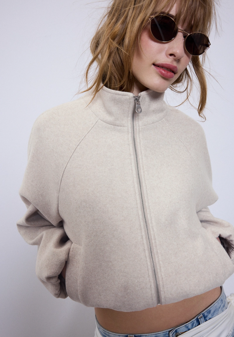 Куртка-бомбер с мягкой текстурой и объемным силуэтом