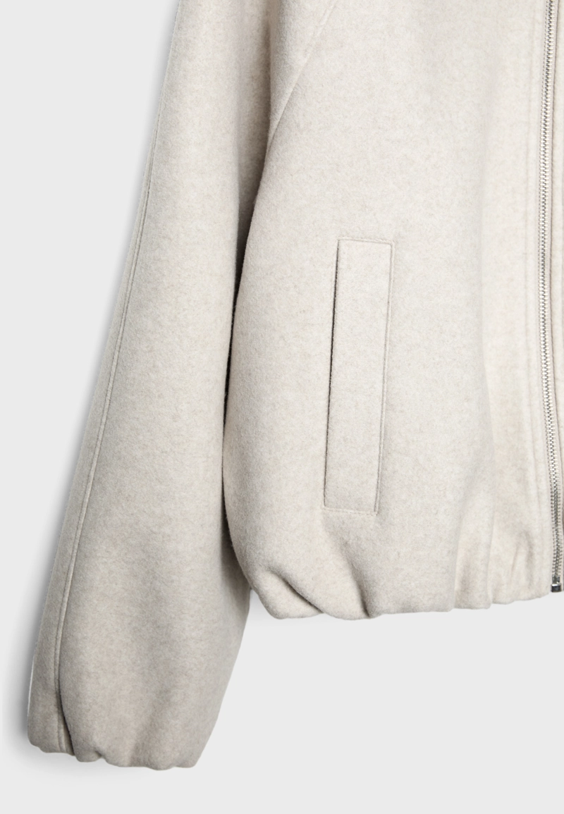 Куртка-бомбер с мягкой текстурой и объемным силуэтом