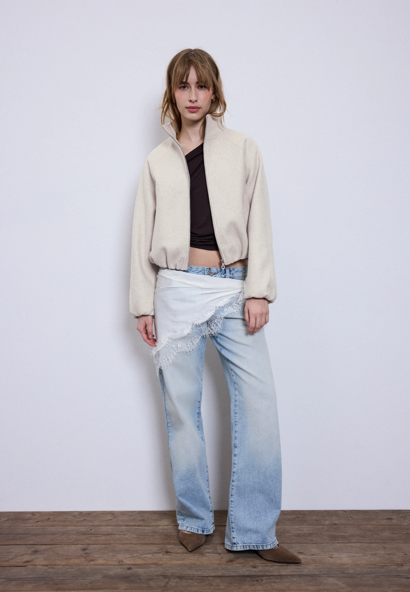 Куртка-бомбер с мягкой текстурой и объемным силуэтом