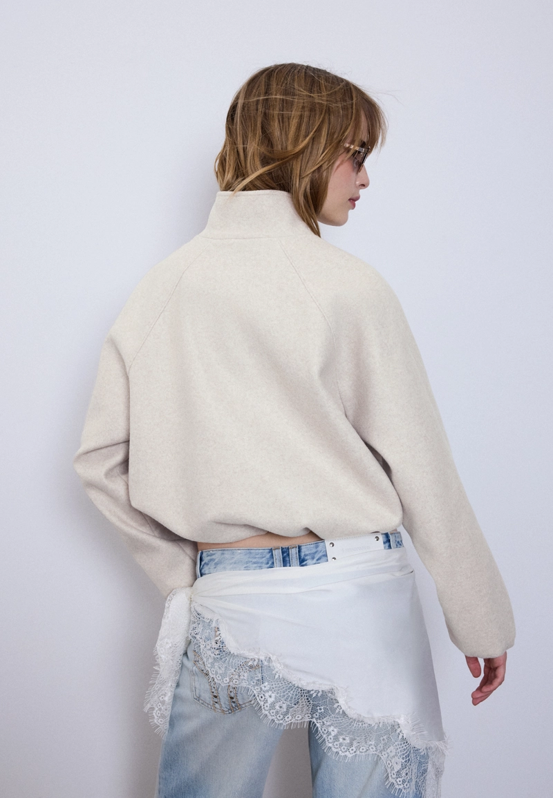 Куртка-бомбер с мягкой текстурой и объемным силуэтом