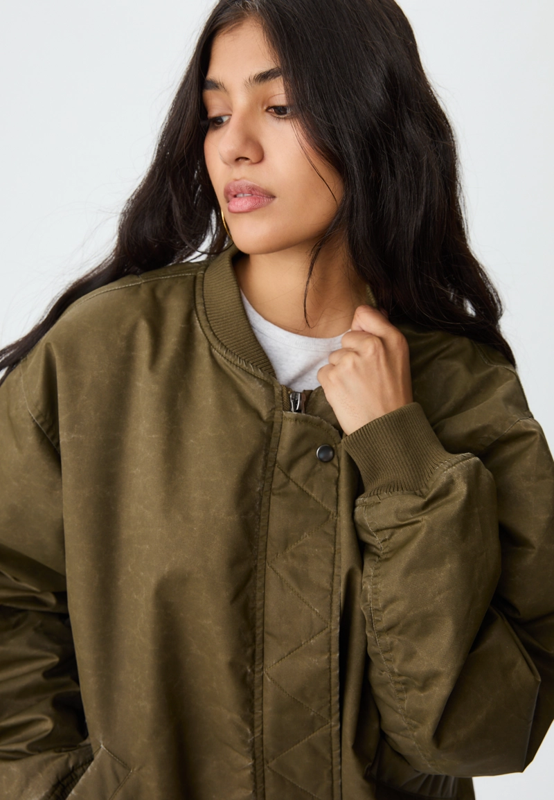 Бомбер с эффектом потертости