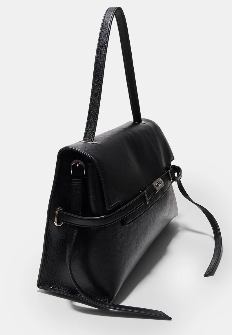 Женская сумка на плечо с металлической застежкой