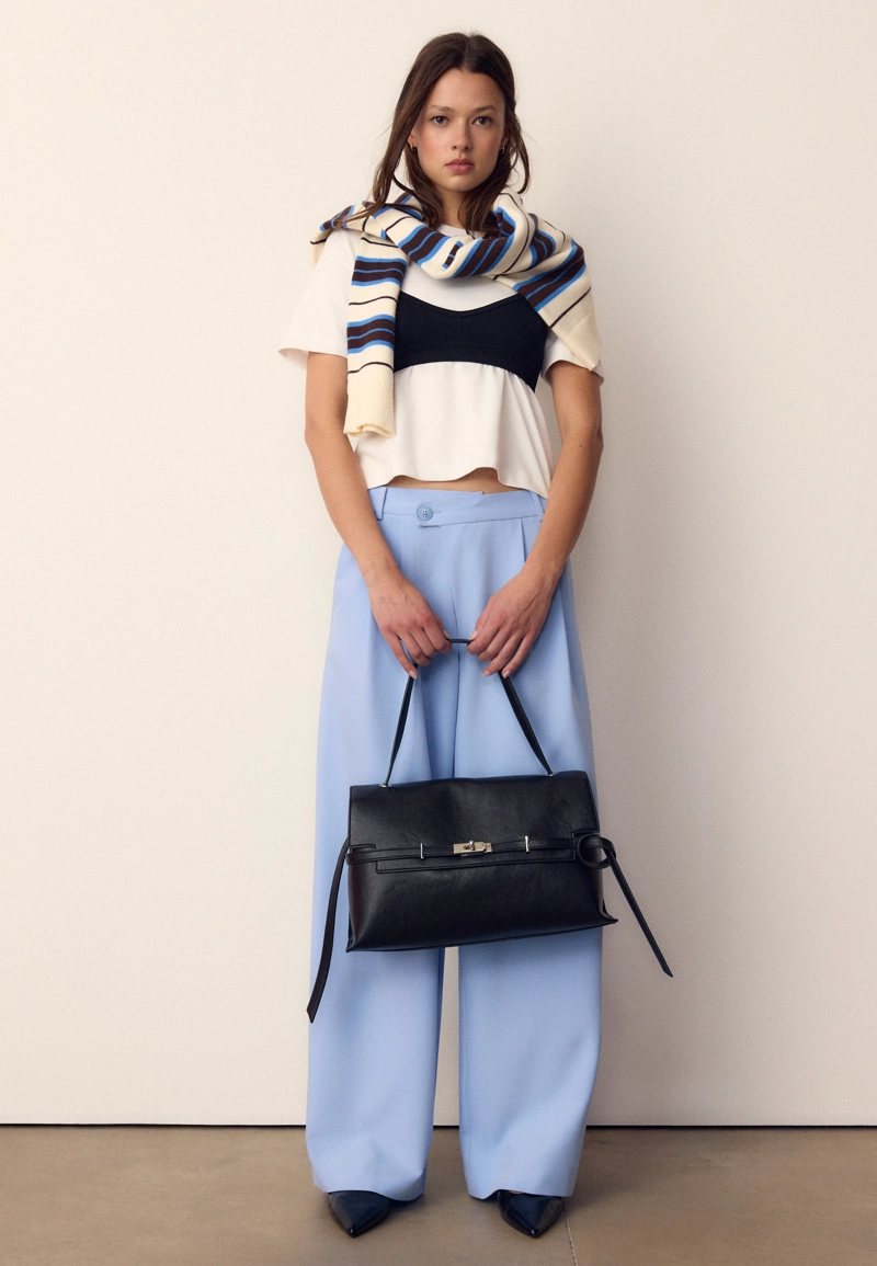 Женская сумка на плечо с металлической застежкой