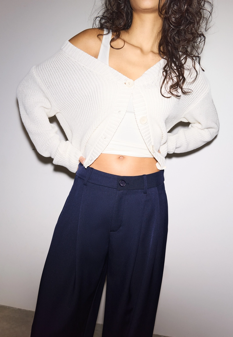 Классические брюки широкого кроя с защипами