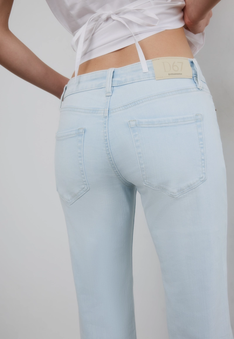 Джинсы D67 зауженные bootcut