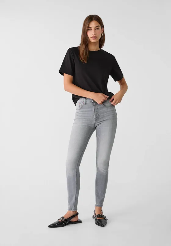 Базовая футболка классического кроя из плотной ткани