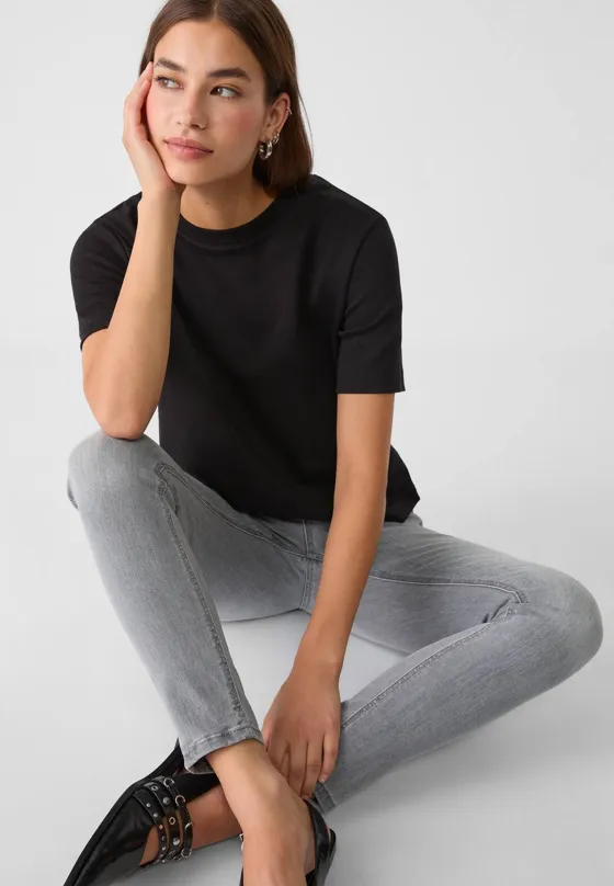 Базовая футболка классического кроя из плотной ткани