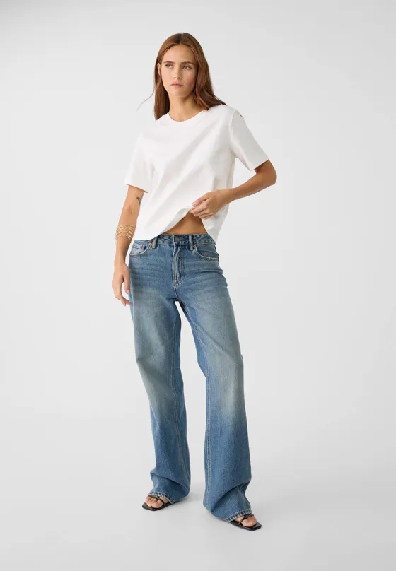 Базовая футболка классического кроя из плотной ткани