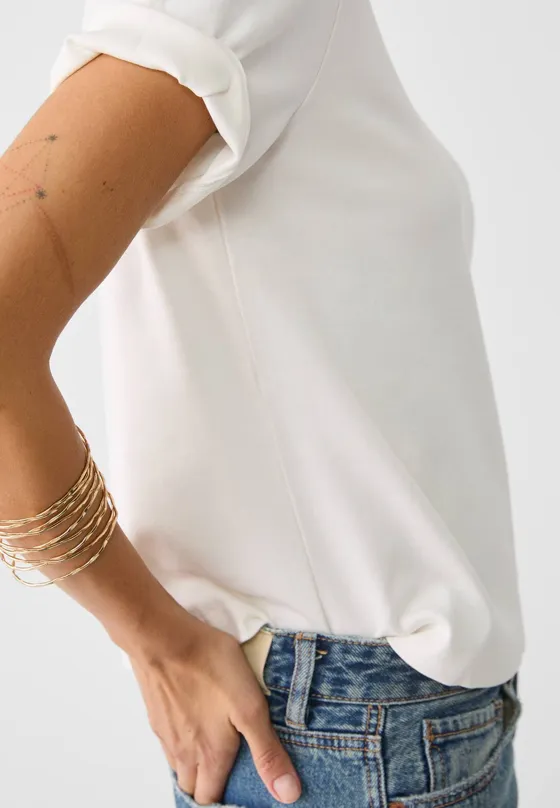 Базовая футболка классического кроя из плотной ткани