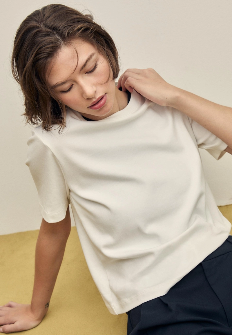 Базовая футболка классического кроя из плотной ткани