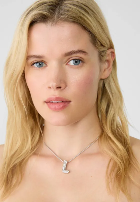 Цепочка с подвеской в виде буквы, отделанной стразами