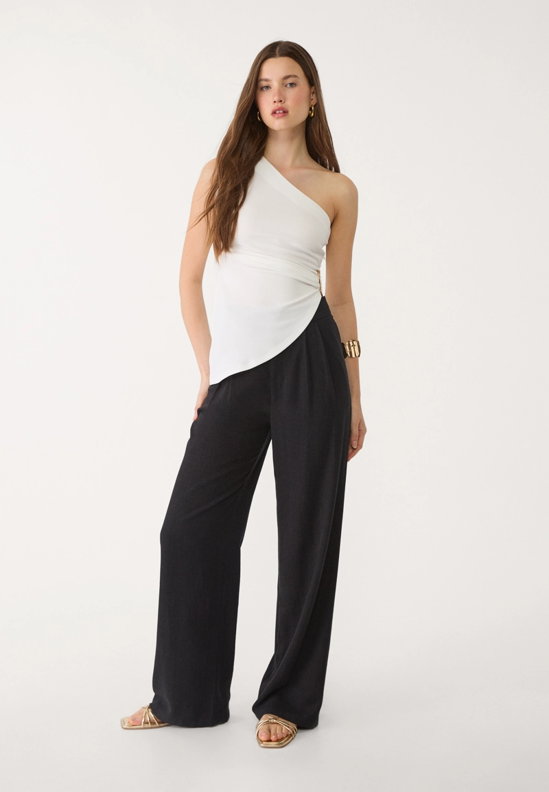 Топ асимметричного кроя с пряжкой