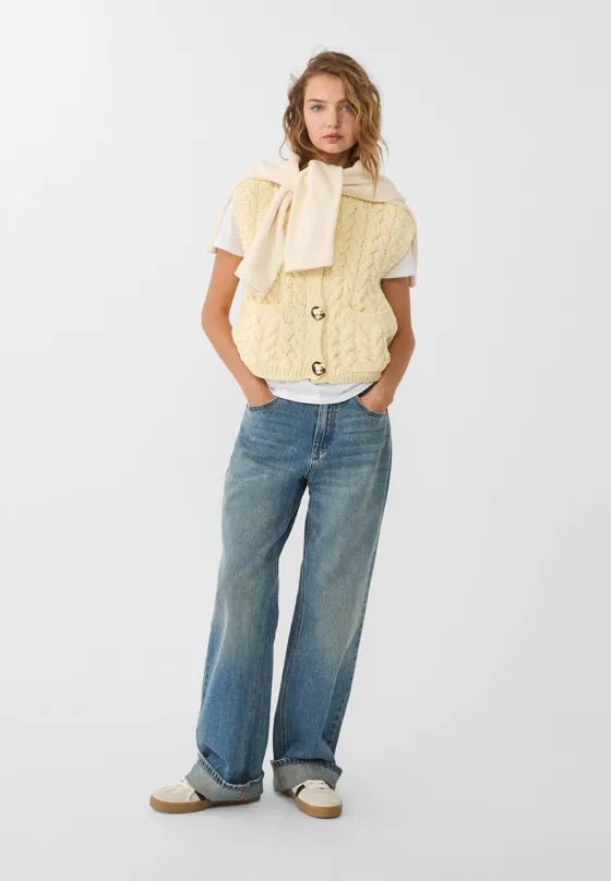 Жилет с узором “Косы” и золотистыми пуговицами