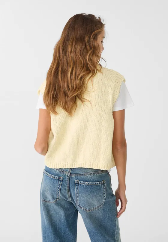 Жилет с узором “Косы” и золотистыми пуговицами