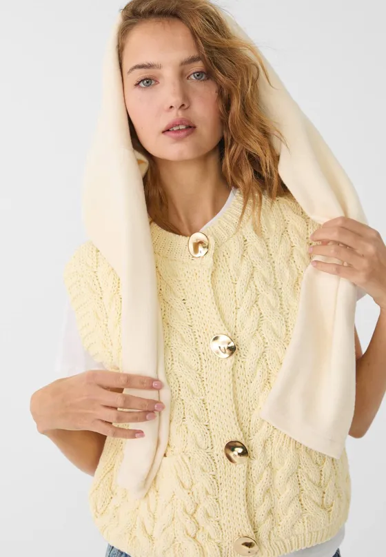 Жилет с узором “Косы” и золотистыми пуговицами