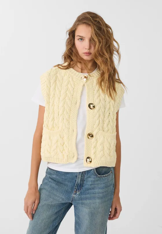 Жилет с узором “Косы” и золотистыми пуговицами
