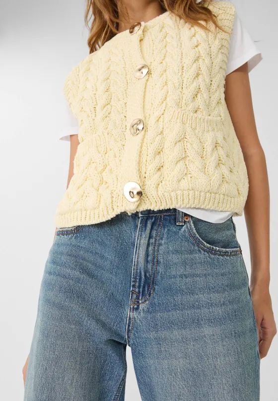 Жилет с узором “Косы” и золотистыми пуговицами