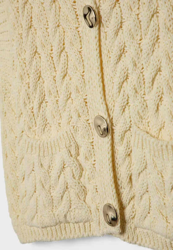 Жилет с узором “Косы” и золотистыми пуговицами