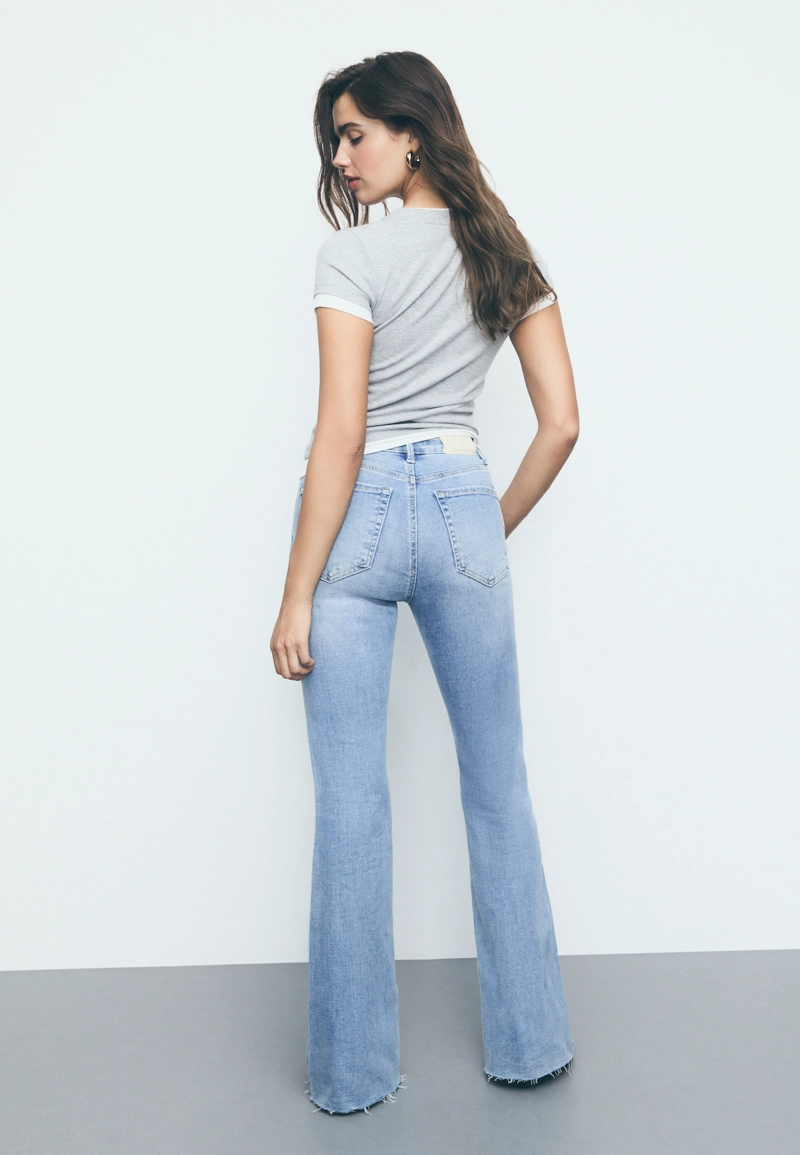 Расклешенные джинсы с разрезом на нижней кромке штанин