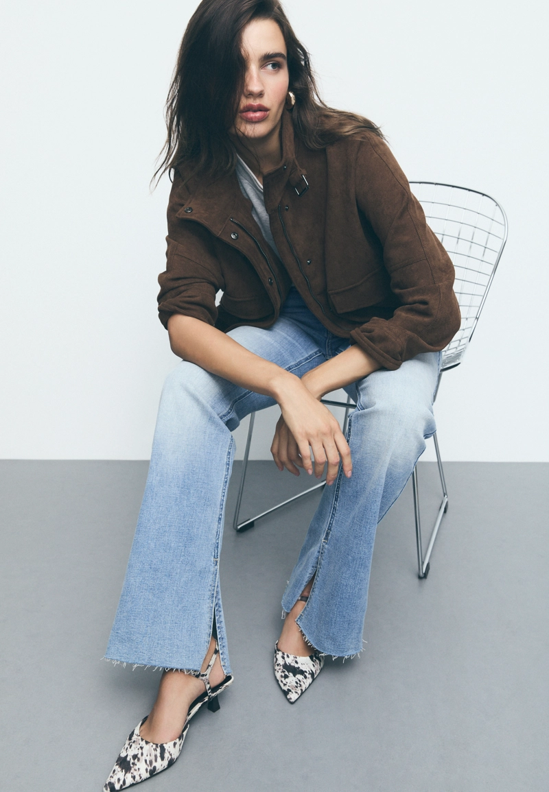 Расклешенные джинсы с разрезом на нижней кромке штанин