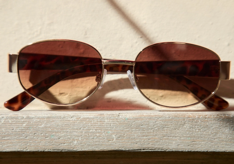 Солнцезащитные очки с металлическими дужками