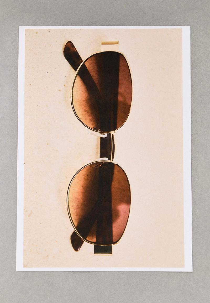 Солнцезащитные очки с металлическими дужками